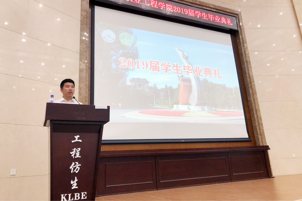 毕业生研究生代表吕洪建